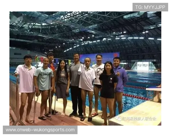 红河州比赛U7组持板爬泳腿决赛，小选手萌态与技术并存